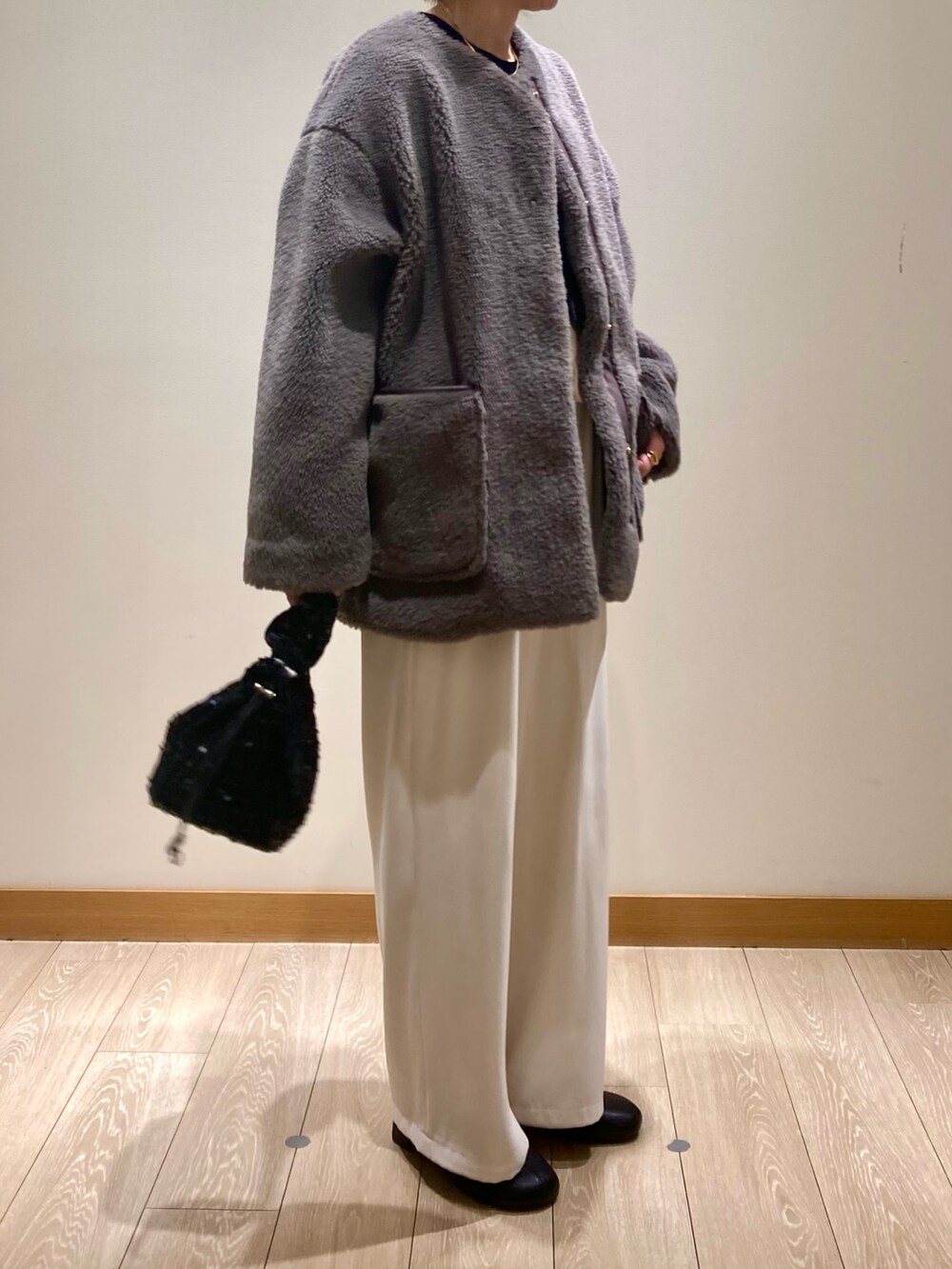 「冬アウター、おでかけコーデ、パンツスタイル、あったかコーデ、アウターコーデ、ホワイト、ボア、ノーカラーコート、ビスチェ、着回しコーデ、低身長、ゆるコーデ、オトナカジュアル」｜「fredy emueのボアミドル丈コート（ノーカラーコート、ブラウン系）」を使った、ishiさん（レディース・154cm）の冬コーディネートの2枚目の写真