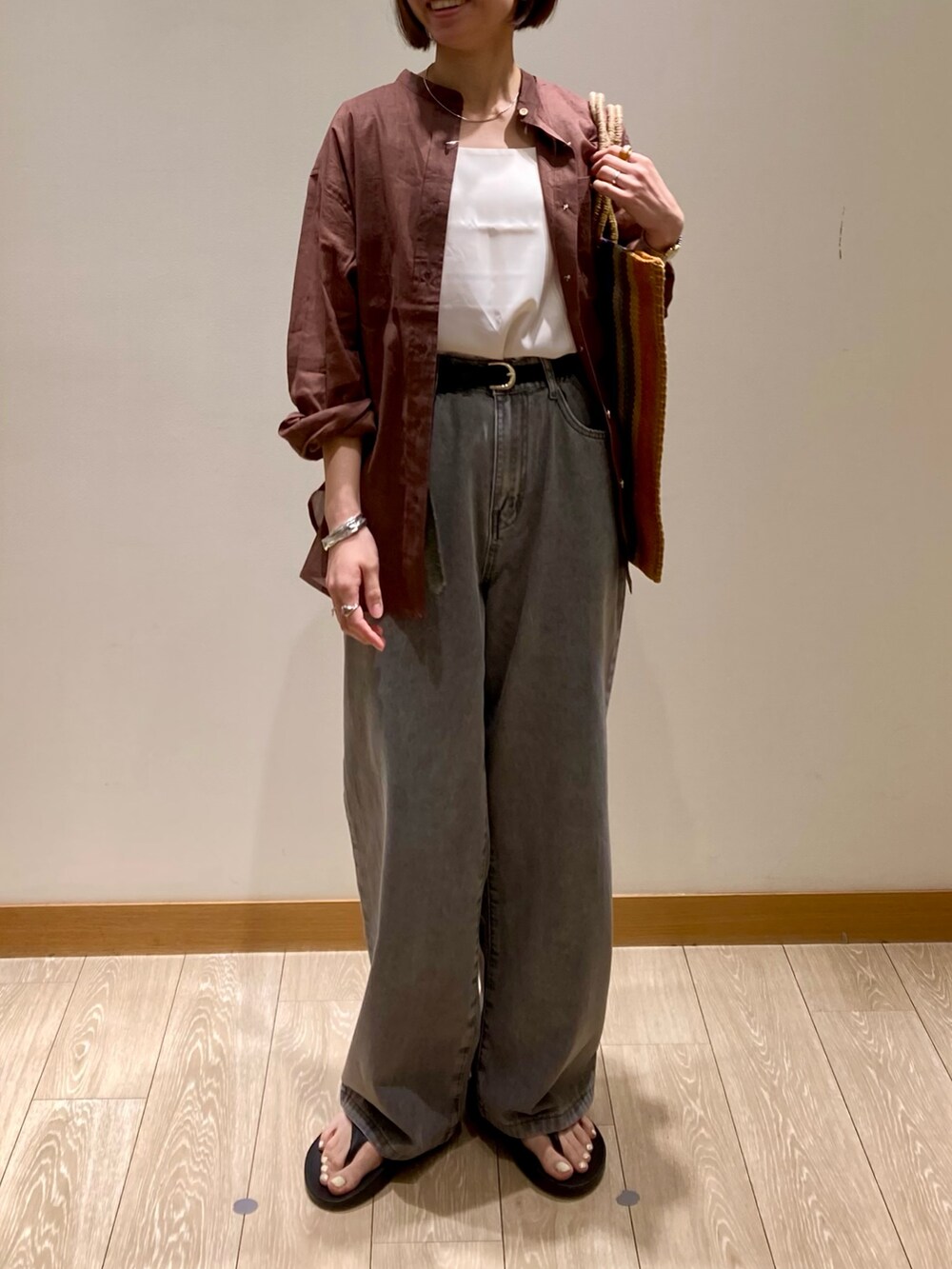 「サンダル、シャツスタイル、トートバッグ、きれいめカジュアル、夏コーデ、シンプルスタイル、ラクチンコーデ、ウーフォス、着回しコーデ、リネン、低身長、デニム、ブラック、ブラウン」｜「fredy emueのラミーバンドカラーシャツ（シャツ/ブラウス、ブラウン系）」を使った、ishiさん（レディース・154cm）の夏コーディネートの9枚目の写真