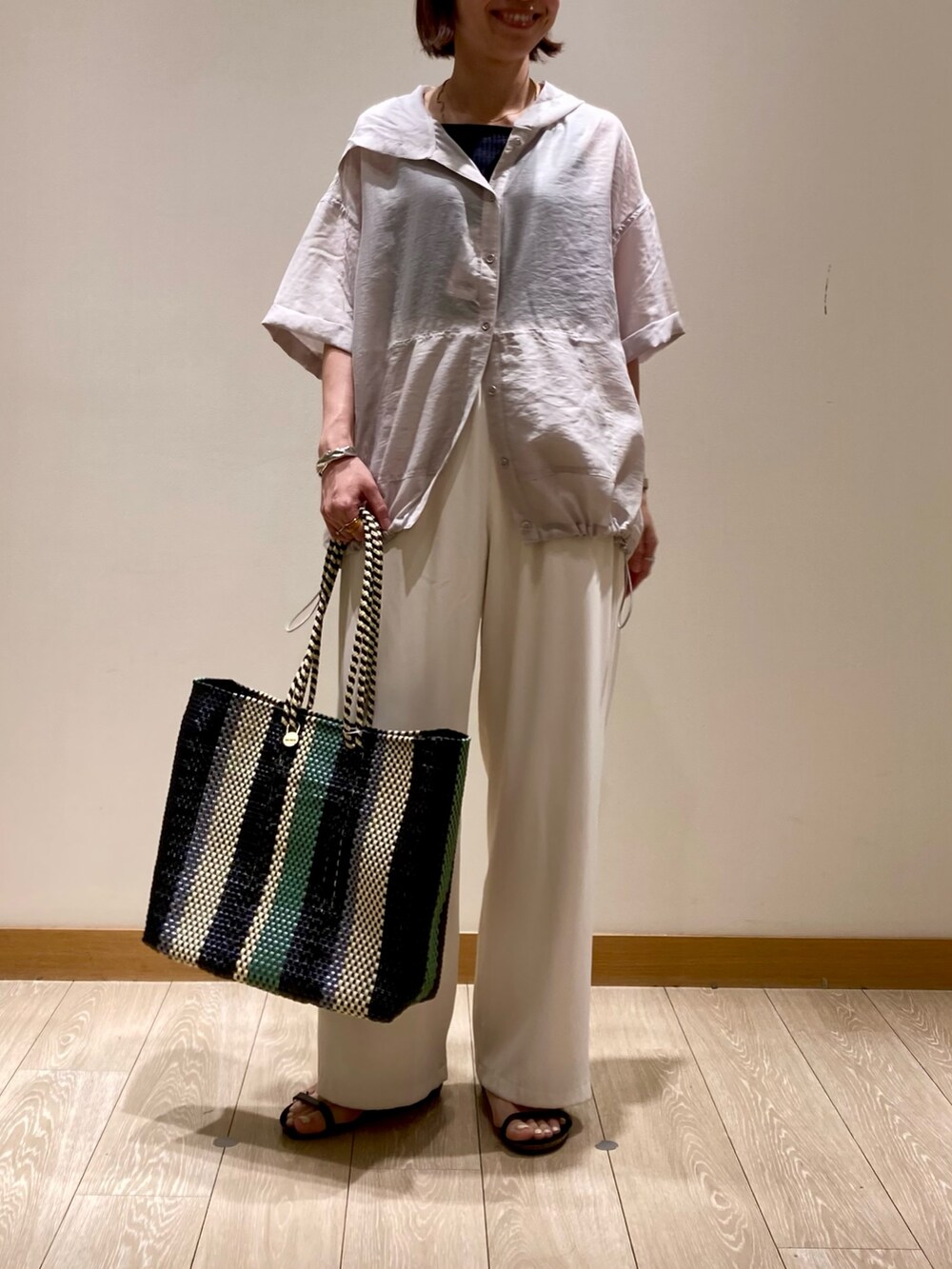 「お出かけコーデ、休日スタイル、シンプルコーデ、夏コーデ、シアートップス、着回しコーデ、メルカドバッグ、ホワイト、白パンツ、パンツスタイル、低身長コーデ、ママコーデ、イージーパンツ、フーディー、サンダルコーデ」｜「fredy emueの【Letra/レトラ】メルカドロングハンドルバッグ M（かごバッグ、ブラック系）」を使った、ishiさん（レディース・154cm）の夏コーディネートの9枚目の写真