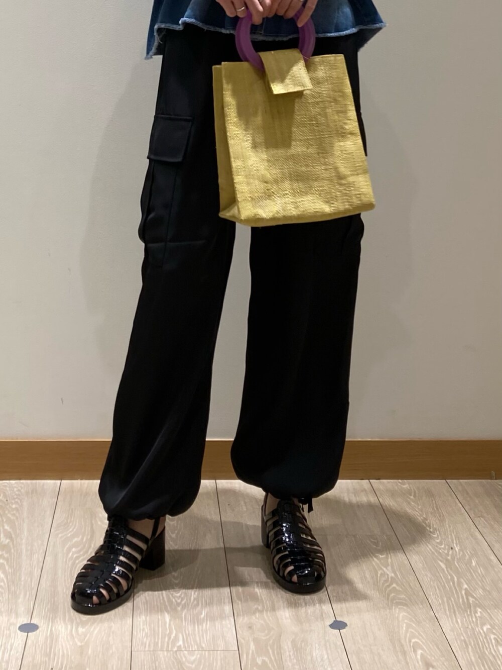 ブラック系のその他パンツ、イエロー系のかごバッグ、ブルー系のシャツ/ブラウスを着用したレディースの春コーディネートの10枚目の写真