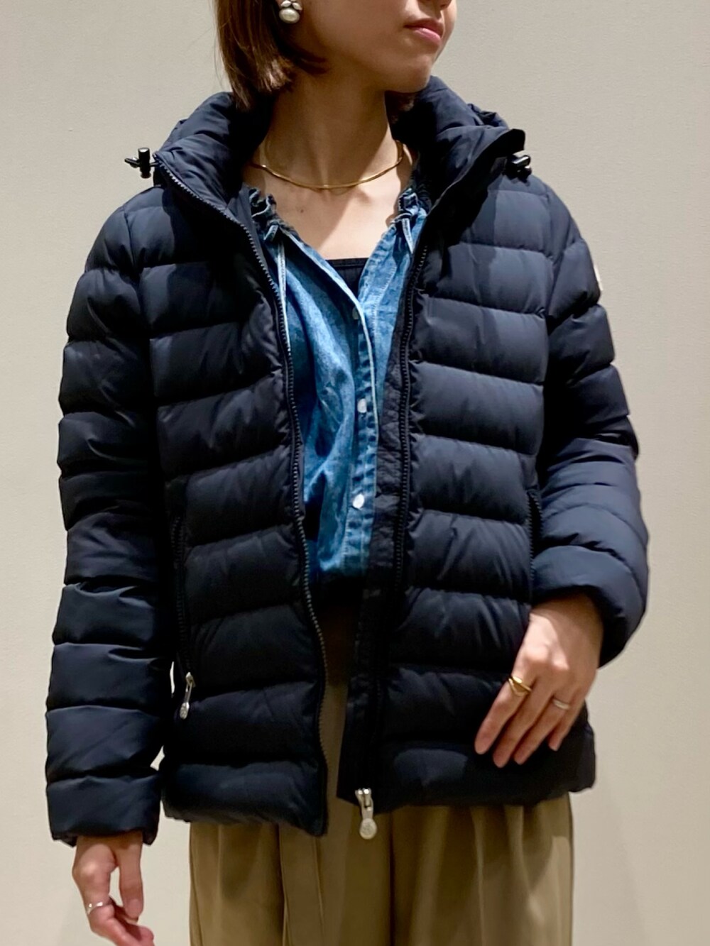 ブラック系のダウンジャケット/コート、ブルー系のシャツ/ブラウスを着用したレディースの秋コーディネートの6枚目の写真