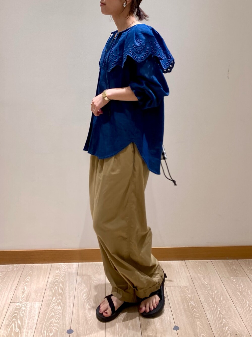 ブルー系のシャツ/ブラウス、ベージュ系のその他パンツ、ホワイト系のトートバッグを着用したレディースの夏コーディネートの6枚目の写真