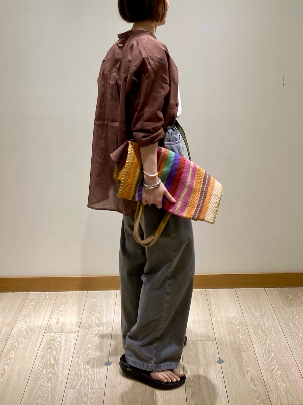 「サンダル、シャツスタイル、トートバッグ、きれいめカジュアル、夏コーデ、シンプルスタイル、ラクチンコーデ、ウーフォス、着回しコーデ、リネン、低身長、デニム、ブラック、ブラウン」｜「fredy emueのラミーバンドカラーシャツ（シャツ/ブラウス、ブラウン系）」を使った、ishiさん（レディース・154cm）の夏コーディネートの4枚目の写真