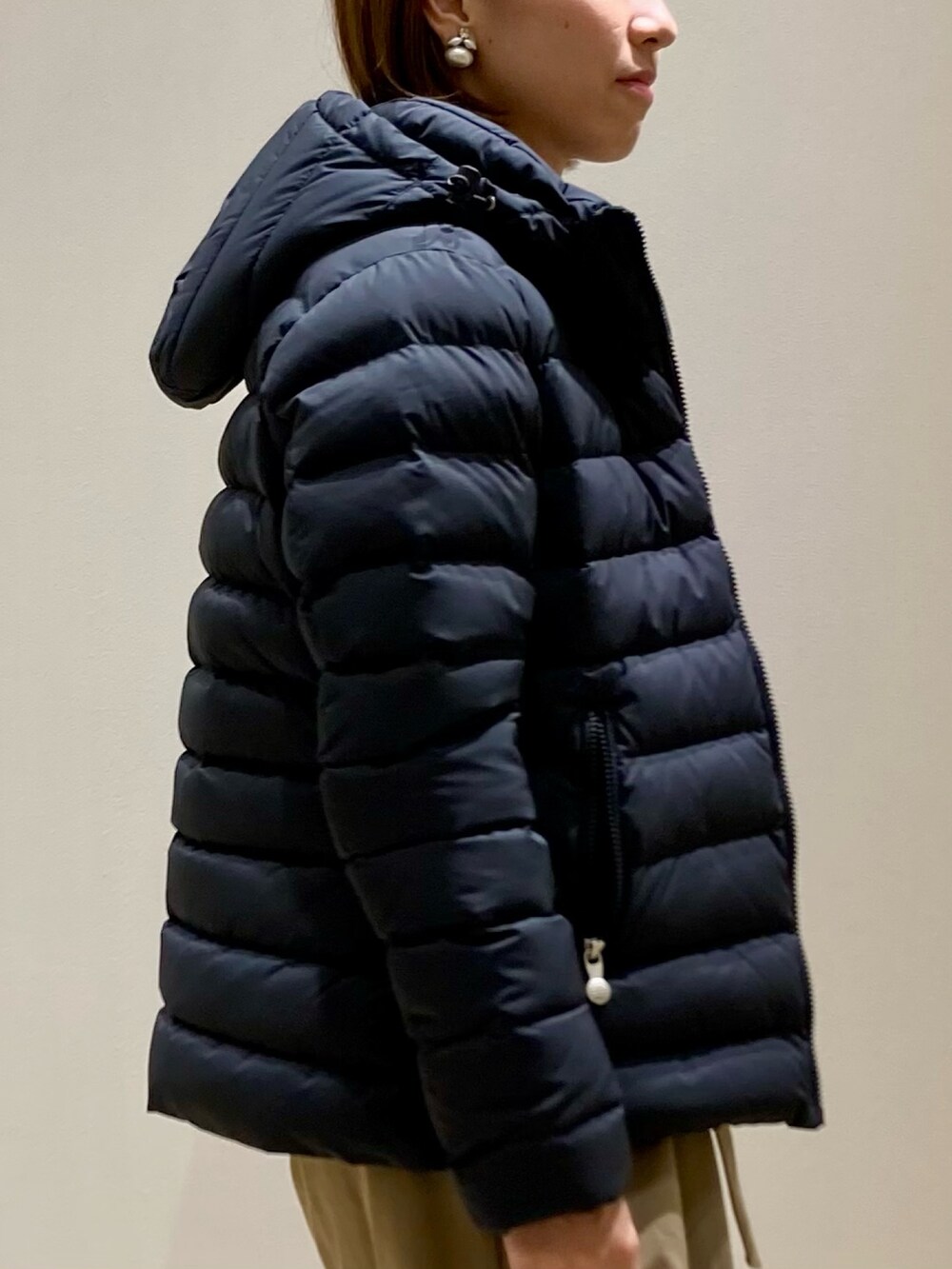 ブラック系のダウンジャケット/コート、ブルー系のシャツ/ブラウスを着用したレディースの秋コーディネートの9枚目の写真