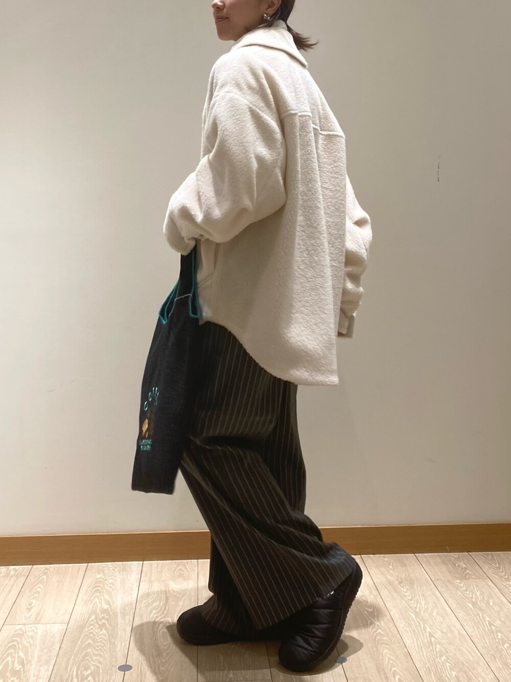 「タートルネック、淡色コーデ、休日スタイル、ホワイトコーデ、お出かけコーデ、大人カジュアル、ホワイト、パンツ、SUBU、サスペンダー、サスペンダーパンツ、GEVACO、ボア、グレー」｜「SUBUの【SUBU/スブ】サンダル Permanent Collection F-LINE 2023（サンダル、ブラック系）」を使った、ishiさん（レディース・154cm）の冬コーディネートの2枚目の写真