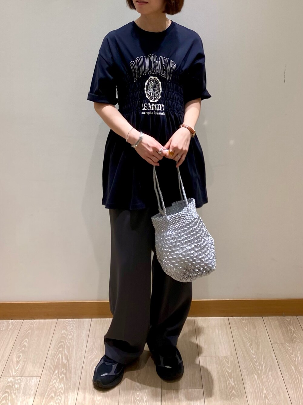 「ワイドパンツ、春夏コーデ、シンプルコーデ、休日スタイル、スニーカー、お出かけコーデ、低身長コーデ、シンプルスタイル、春服コーデ、カジュアルスタイル、スラックス、パンツスタイル、Tシャツ、ブラック、かごバッグ」｜「fredy emueのシャーリングロゴTシャツ（Tシャツ/カットソー、ブラック系）」を使った、ishiさん（レディース・154cm）の春コーディネートの2枚目の写真