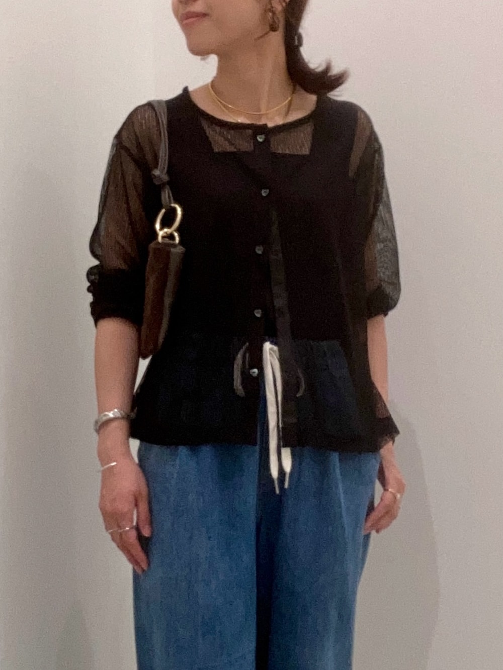 ブラック系のカーディガン/ボレロ、ブルー系のその他パンツ、ブラウン系のショルダーバッグを着用したレディースの夏コーディネートの6枚目の写真