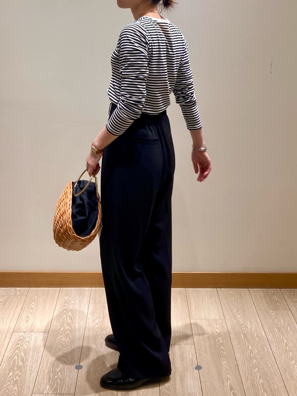 「大人カジュアル、春服コーデ、休日スタイル、ボーダー、お出かけコーデ、シアートップス、モノトーン、パンツコーデ、ワントーンコーデ、ロンT、スラックス、シンプル、低身長、着回しコーデ、定番」｜「fredy emueのハイツイストコットンコンパクトロンTシャツ（Tシャツ/カットソー、ホワイト系）」を使った、ishiさん（レディース・154cm）の春コーディネートの6枚目の写真
