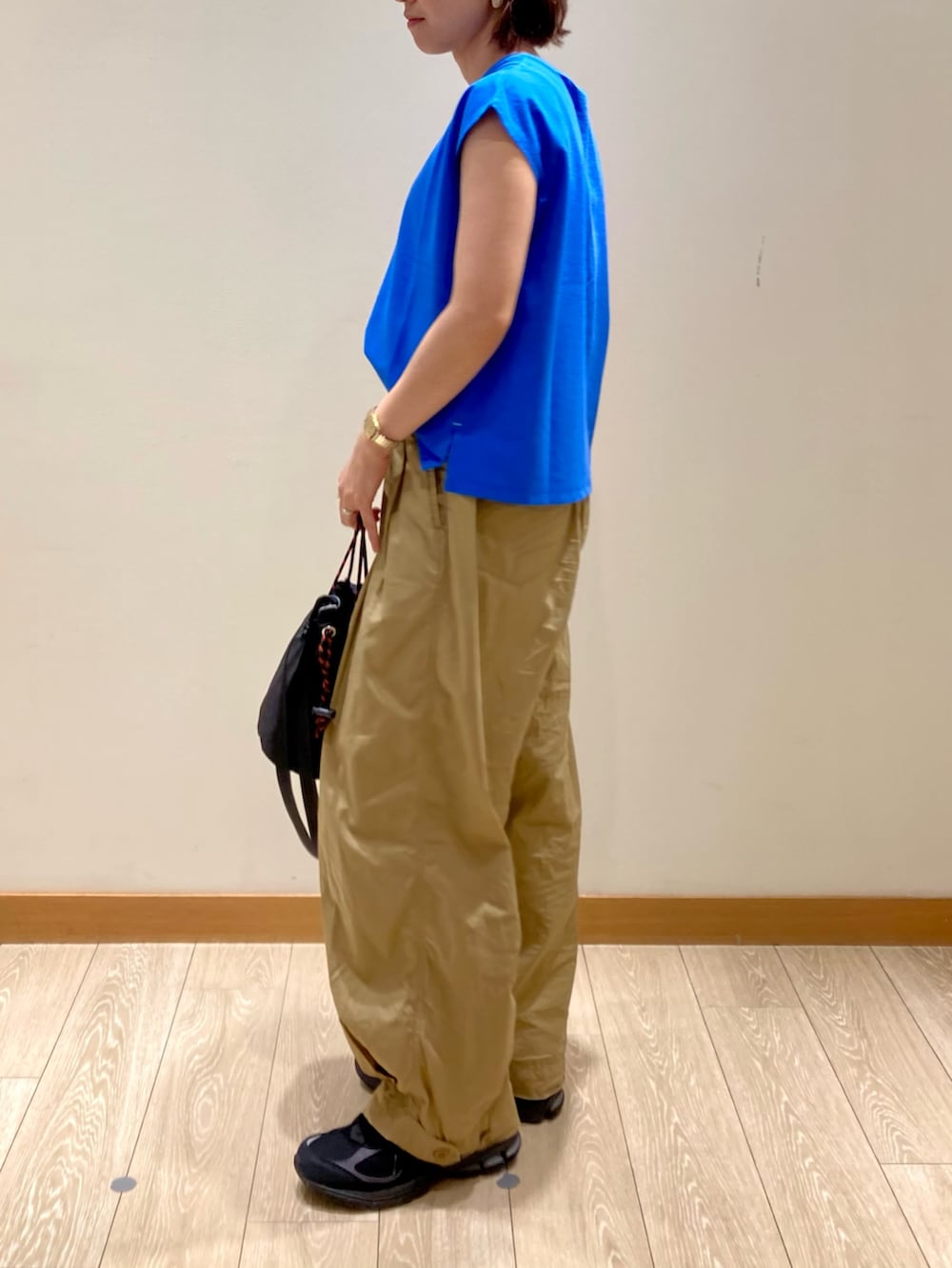 「カラーコーデ、テーマパークコーデ、シンプルコーデ、夏コーデ、ショルダーバッグ、お出かけコーデ、夏、ラクチンコーデ、休日スタイル、ママファッション、着回しコーデ、パンツスタイル、ブルー、フレンチスリーブ、低身長」｜「fredy emueのチェーン刺繍フレンチTシャツプルオーバー（Tシャツ/カットソー、ブルー系）」を使った、ishiさん（レディース・154cm）の夏コーディネートの7枚目の写真