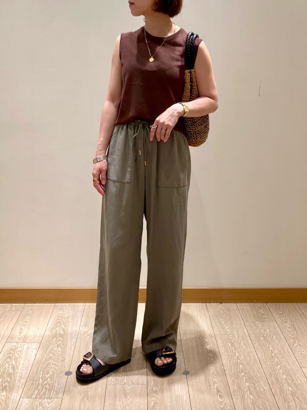 「ノースリーブ、夏コーデ、サンダル、お出かけコーデ、休日スタイル、楽チンコーデ、パンツスタイル、イージーパンツ、ブラウン、ニット、カーキ、低身長、かごバッグ、着回しコーデ、コインネックレス」|「fredy emueのタッセル付きラメペーパーカゴバッグ(かごバッグ、ブラウン系)」を使った、ishiさん(レディース・154cm)の夏コーディネートの9枚目の写真