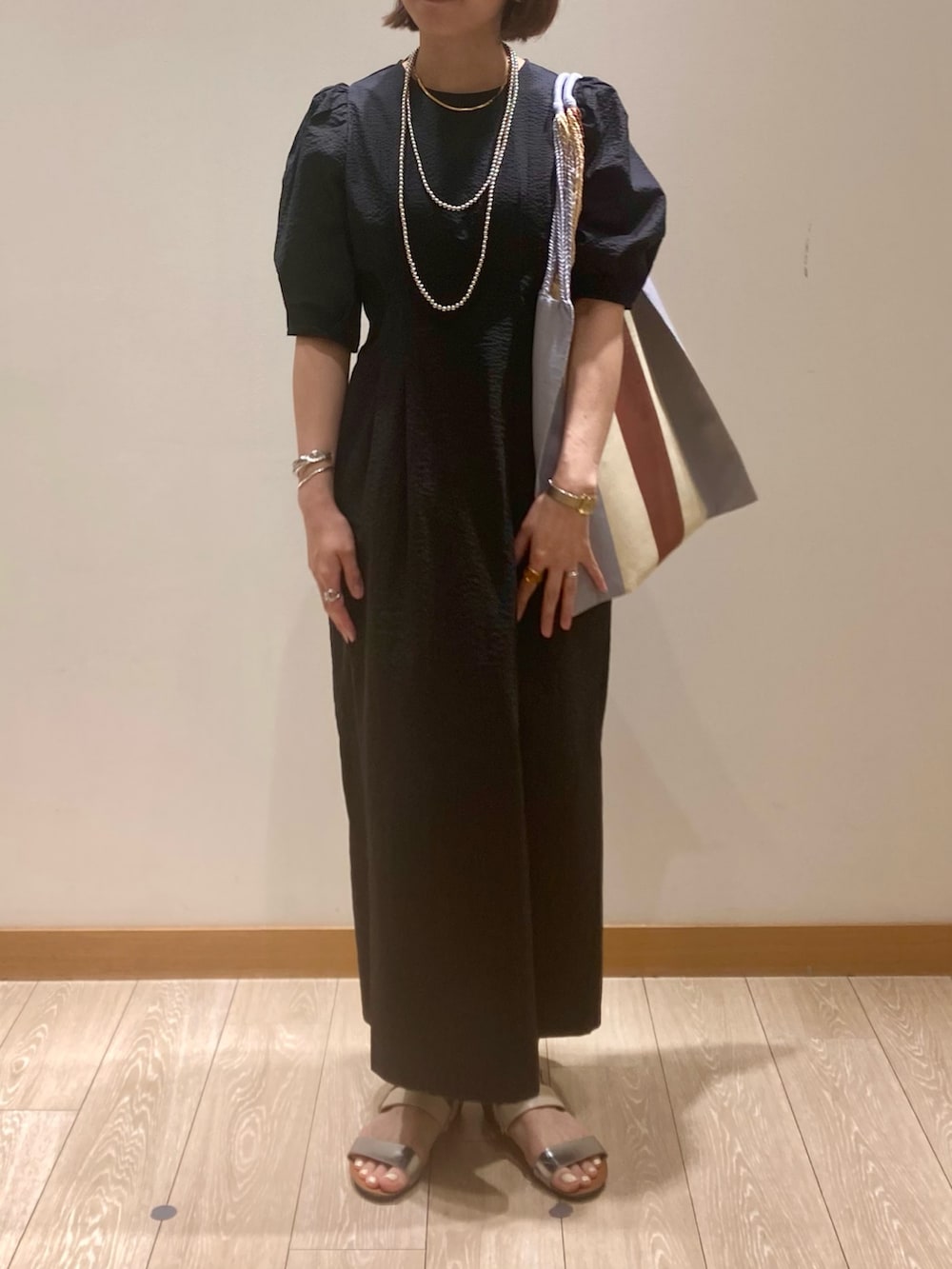 「低身長コーデ、ワンピース、ロングスカート、きれいめカジュアル、夏コーデ、着回しコーデ、夏、ラクチンコーデ、ブラック、半袖ワンピース、ハンモックバッグ、シンプルコーデ、体型カバー」｜「fredy emueのコットンリップルウエストシェイプワンピース（ワンピース、ブラック系）」を使った、ishiさん（レディース・154cm）の夏コーディネートの9枚目の写真