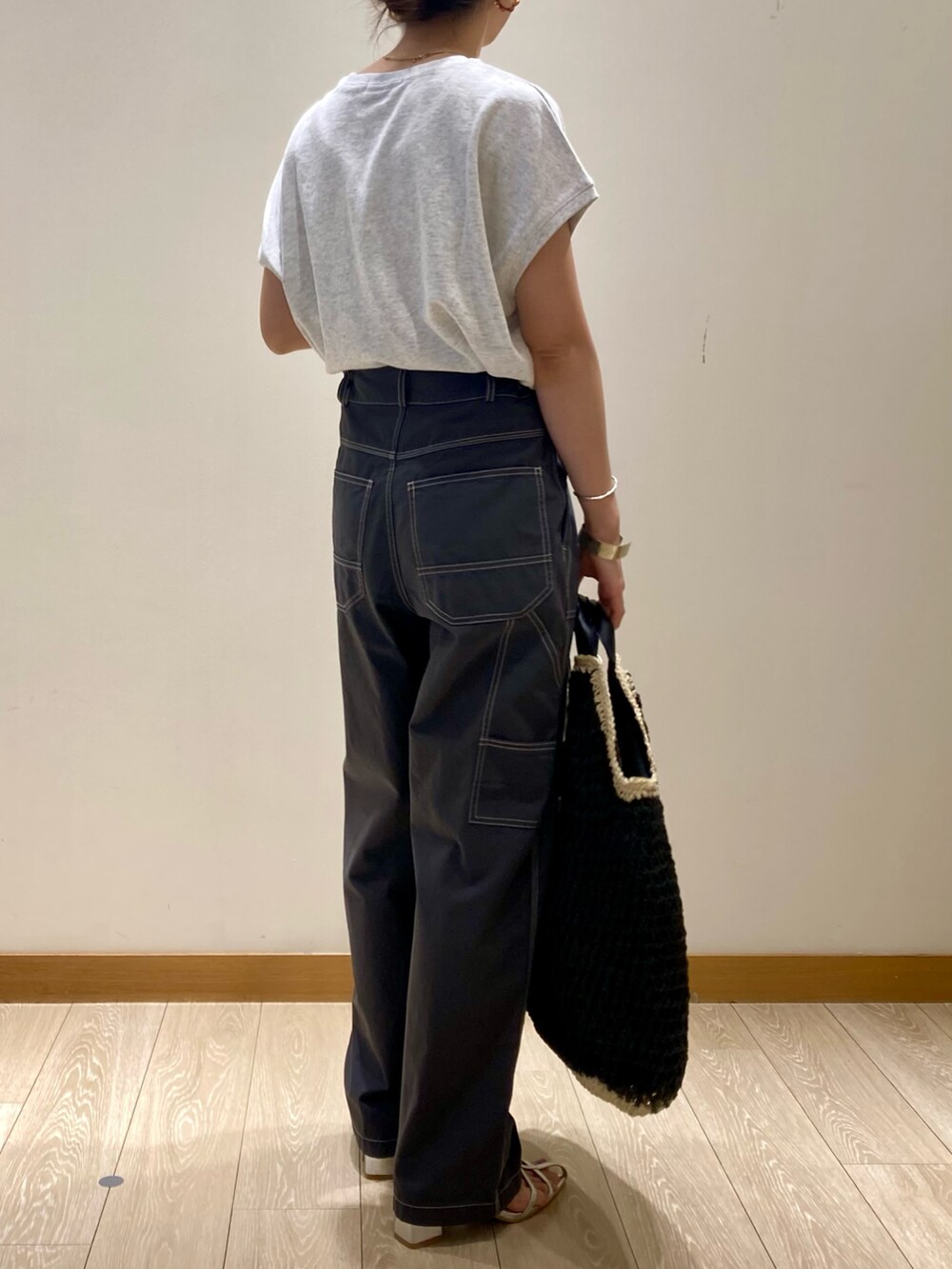 「サンダル、シンプル、休日スタイル、オトナカジュアル、着回しコーデ、スウェット、パンツスタイル、グレー、かごバッグ、夏コーデ、ラクチンコーデ、フレディアンドグロスター、刺繍、ペインターパンツ」｜「fredy emueのコットンラチネペインターパンツ（その他パンツ、グレー系）」を使った、ishiさん（レディース・154cm）の夏コーディネートの4枚目の写真
