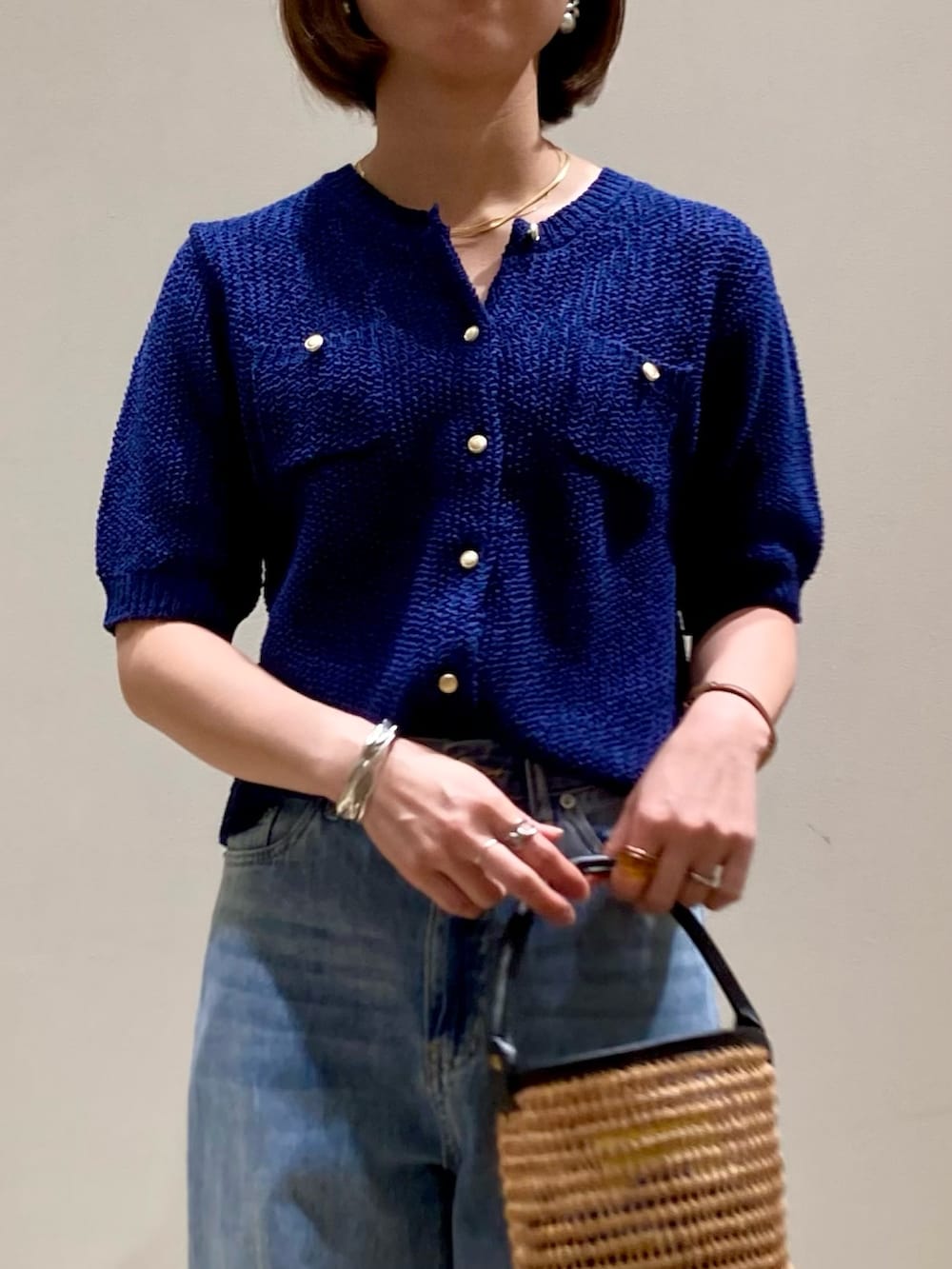 「ワイドパンツ、シンプルコーデ、きれいめカジュアル、休日スタイル、デニム、お出かけコーデ、低身長コーデ、デートコーデ、オトナカジュアル、大人ファッション、楽チンコーデ、春服、パンツスタイル、カーディガン、サマーニット」｜「fredy emueのドロストセミワイドデニムパンツ（デニムパンツ、ブルー系）」を使った、ishiさん（レディース・154cm）の春コーディネートの9枚目の写真