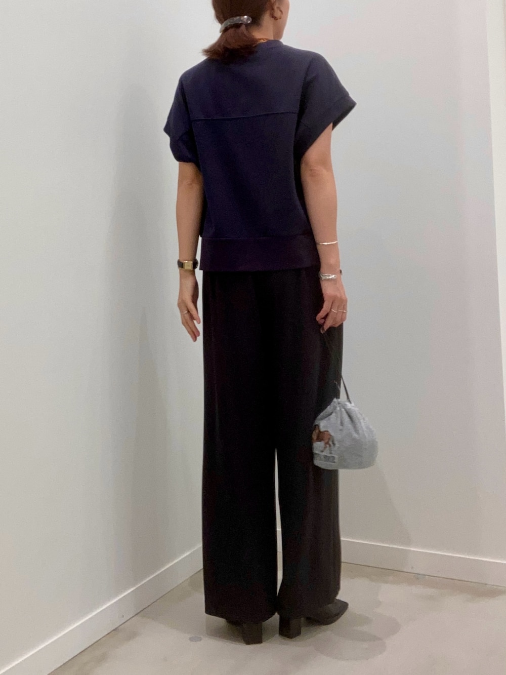 ブルー系のTシャツ/カットソー、ブラック系のその他パンツ、ブラウン系のネックレスを着用したレディースの夏コーディネートの4枚目の写真