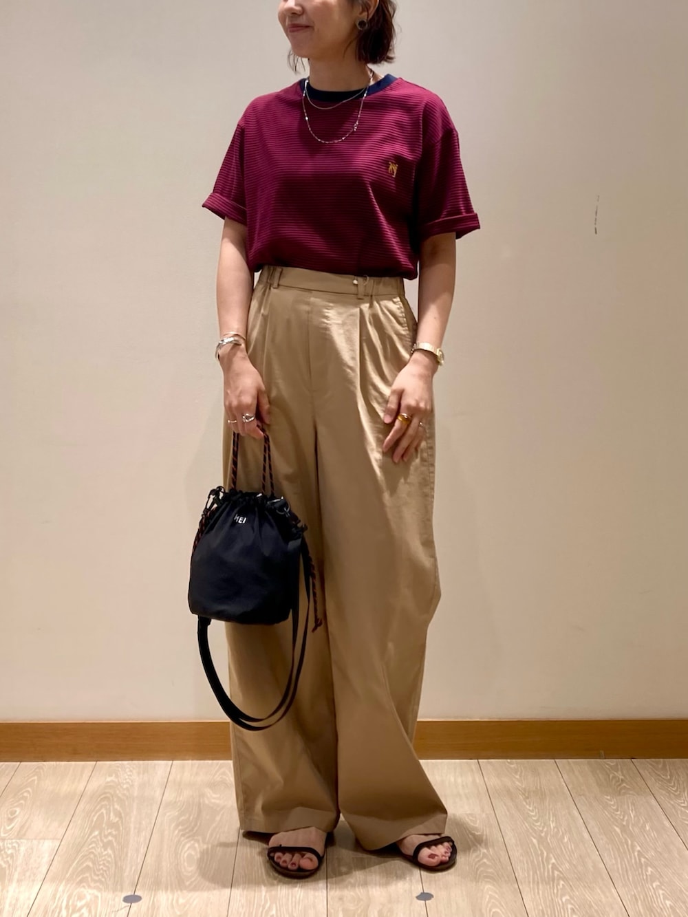 「カラーコーデ、テーマパークコーデ、シンプルコーデ、夏コーデ、お出かけコーデ、ボーダー、夏、ラクチンコーデ、ユニセックス、Tシャツ、ママコーデ、パンツスタイル、ベージュ、ベージュパンツ、MEI」｜「MEIの【MEI/メイ】イージードロストキンチャクショルダーバッグ（ショルダーバッグ、ブラック系）」を使った、ishiさん（レディース・154cm）の夏コーディネートの9枚目の写真