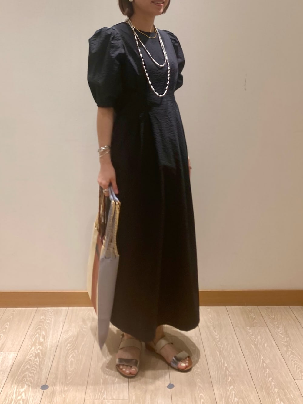 「低身長コーデ、ワンピース、ロングスカート、きれいめカジュアル、夏コーデ、着回しコーデ、夏、ラクチンコーデ、ブラック、半袖ワンピース、ハンモックバッグ、シンプルコーデ、体型カバー」｜「fredy emueのコットンリップルウエストシェイプワンピース（ワンピース、ブラック系）」を使った、ishiさん（レディース・154cm）の夏コーディネートの3枚目の写真