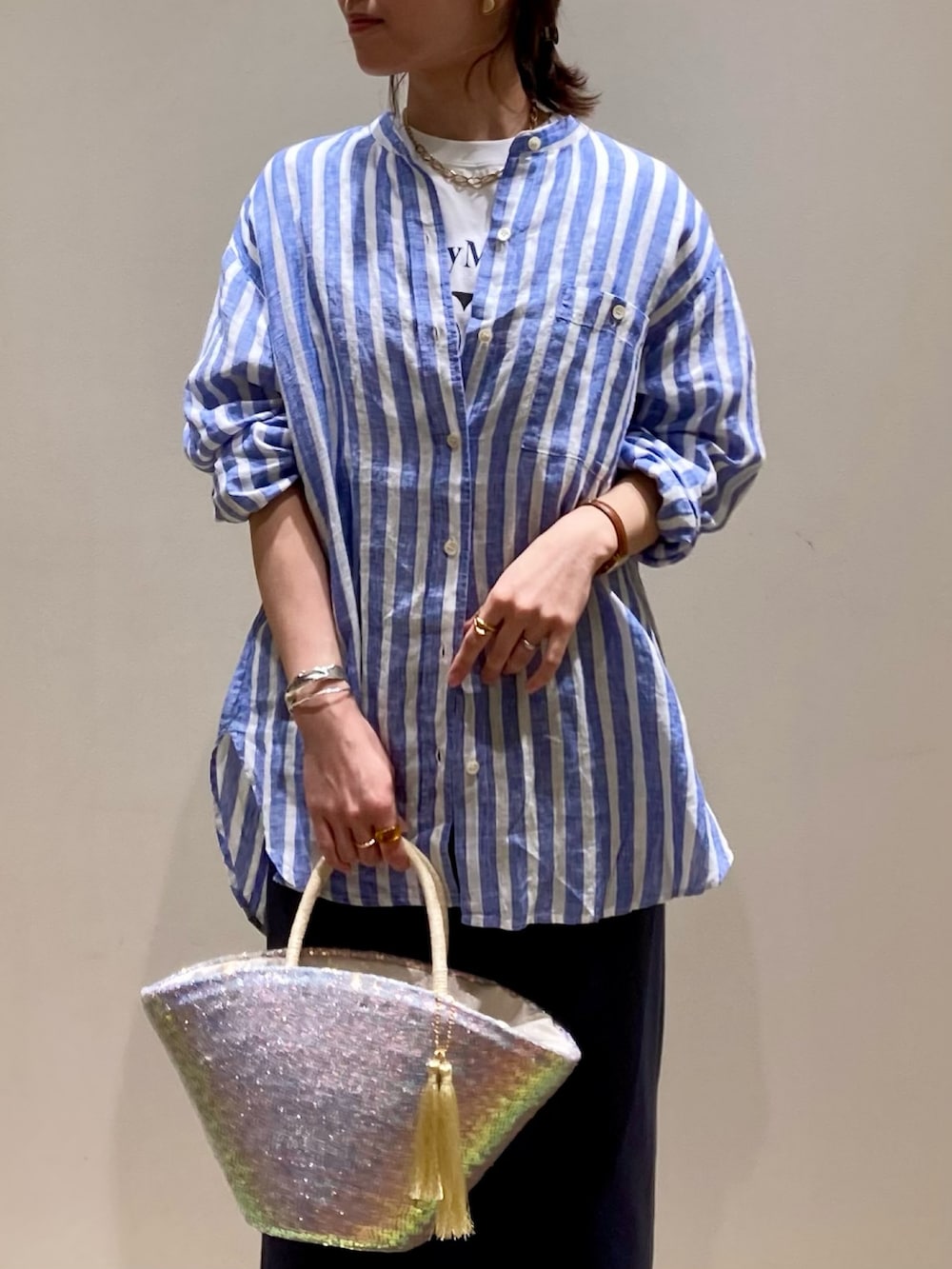 「淡色コーデ、春色、休日スタイル、大人カジュアル、シンプルスタイル、リネン、リネンシャツ、ストライプ、スカート、着回しコーデ、低身長、かごバッグ、ミッキー、Tシャツ、レイヤードスタイル」｜「fredy emueのスパンコールカゴバッグ（かごバッグ、ホワイト系）」を使った、ishiさん（レディース・154cm）の春コーディネートの9枚目の写真