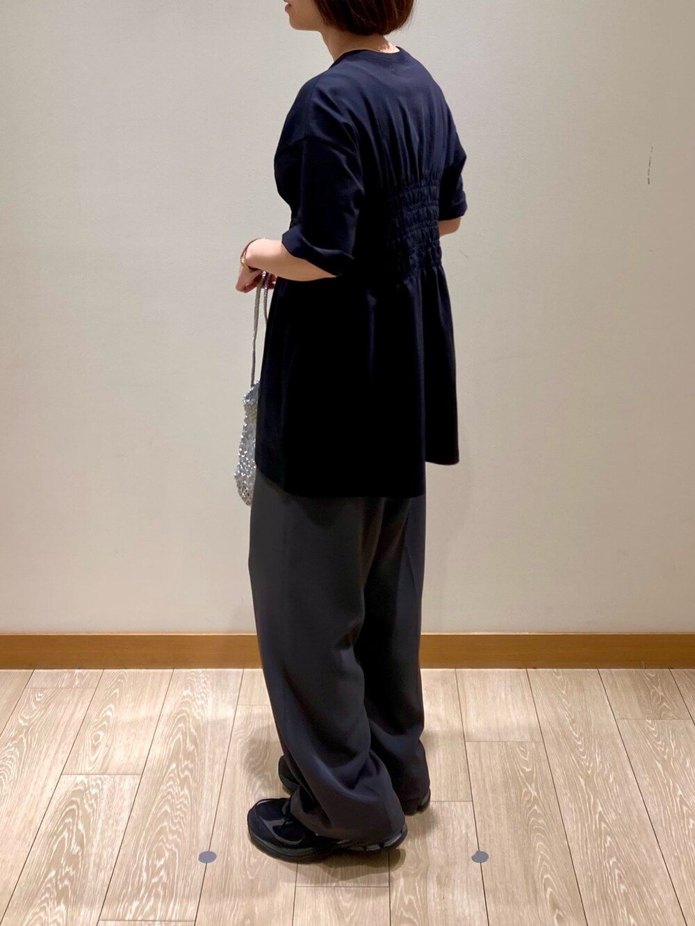 「ワイドパンツ、春夏コーデ、シンプルコーデ、休日スタイル、スニーカー、お出かけコーデ、低身長コーデ、シンプルスタイル、春服コーデ、カジュアルスタイル、スラックス、パンツスタイル、Tシャツ、ブラック、かごバッグ」｜「fredy emueのシャーリングロゴTシャツ（Tシャツ/カットソー、ブラック系）」を使った、ishiさん（レディース・154cm）の春コーディネートの6枚目の写真