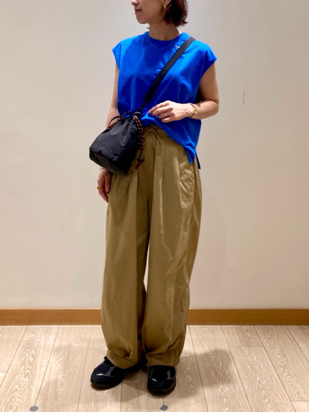 「カラーコーデ、テーマパークコーデ、シンプルコーデ、夏コーデ、ショルダーバッグ、お出かけコーデ、夏、ラクチンコーデ、休日スタイル、ママファッション、着回しコーデ、パンツスタイル、ブルー、フレンチスリーブ、低身長」｜「fredy emueのチェーン刺繍フレンチTシャツプルオーバー（Tシャツ/カットソー、ブルー系）」を使った、ishiさん（レディース・154cm）の夏コーディネートの2枚目の写真