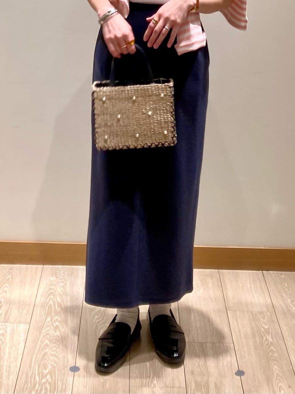 「春色、休日スタイル、ボーダー、お出かけコーデ、ボーダートップス、タイトスカート、ミッキー、スカート、Tシャツ、着回しコーデ、ピンク、かごバッグ、ディズニー、GOOD ROCK SPEED、オトナカジュアル」|「fredy emueのブークレ―ナロースカート(スカート、ブルー系)」を使った、ishiさん(レディース・154cm)の春コーディネートの10枚目の写真