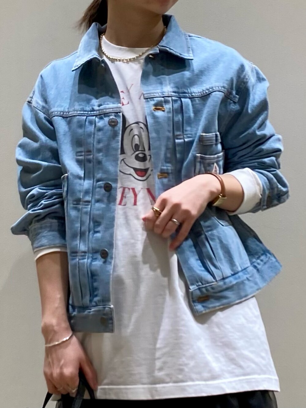 「春コーデ、春服みてみて、レイヤードスタイル、お出かけコーデ、ジャケットスタイル、デニム、春アウター、オトナカジュアル、春、デニムジャケット、ミッキー、GEVACO、チュールスカート、ユニセックス、スカート」｜「fredy emueのチュールティアードスカート（スカート、ブラック系）」を使った、ishiさん（レディース・154cm）の春コーディネートの8枚目の写真