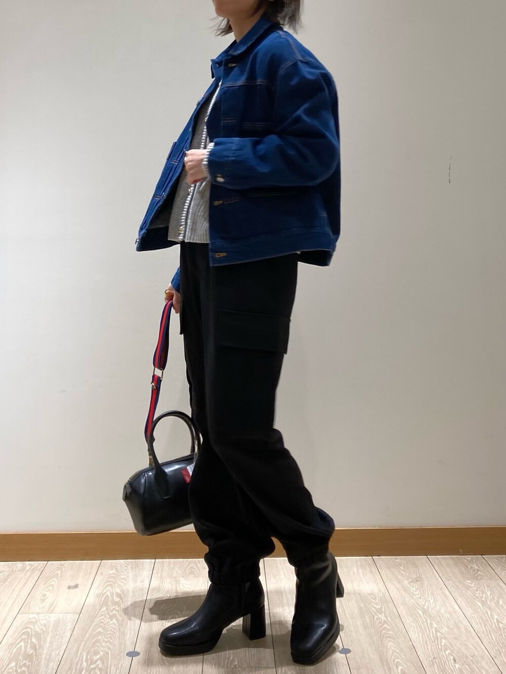 「ショルダーバッグ、ブーツ、ニット、休日スタイル、カーディガン、GEVACO、Gジャン、カーゴパンツ、パンツスタイル、ブラック、グレー、ケーブルニット、低身長」｜「fredy emueのウールライクイージーカーゴパンツ（カーゴパンツ、ブラック系）」を使った、ishiさん（レディース・154cm）の冬コーディネートの5枚目の写真