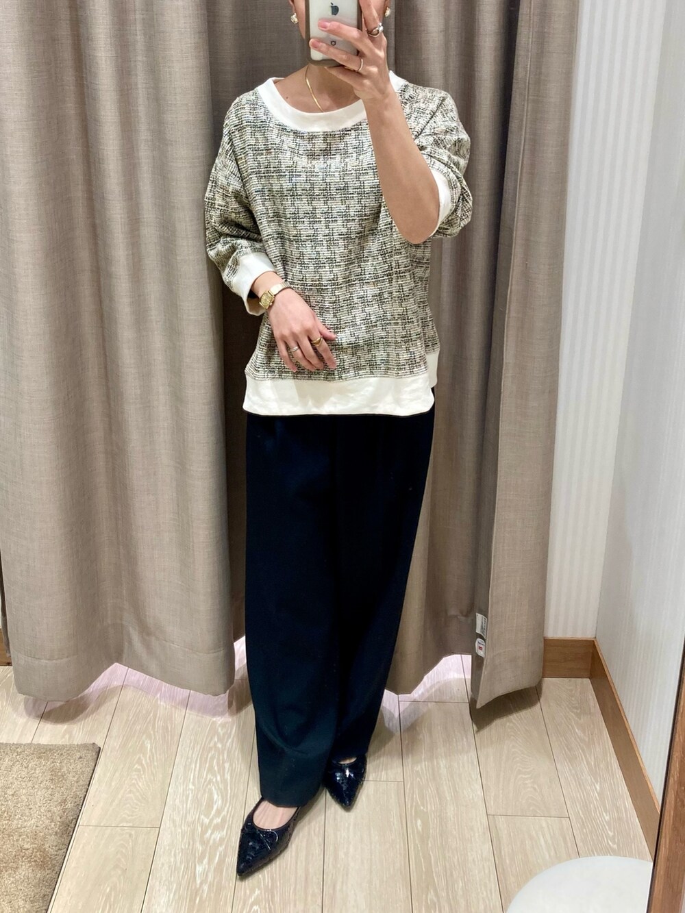 「春コーデ、春服みてみて、春、お出かけコーデ、シンプルコーデ、大人カジュアル、春色、パンツスタイル、ツイード、プルオーバー、２ＷＡＹ、着回しコーデ、スラックス、楽チンコーデ、ショート丈トップス」｜「fredy emueのホースプリントシルクスカーフ（バンダナ/スカーフ、オレンジ系）」を使った、ishiさん（レディース・154cm）の春コーディネートの6枚目の写真