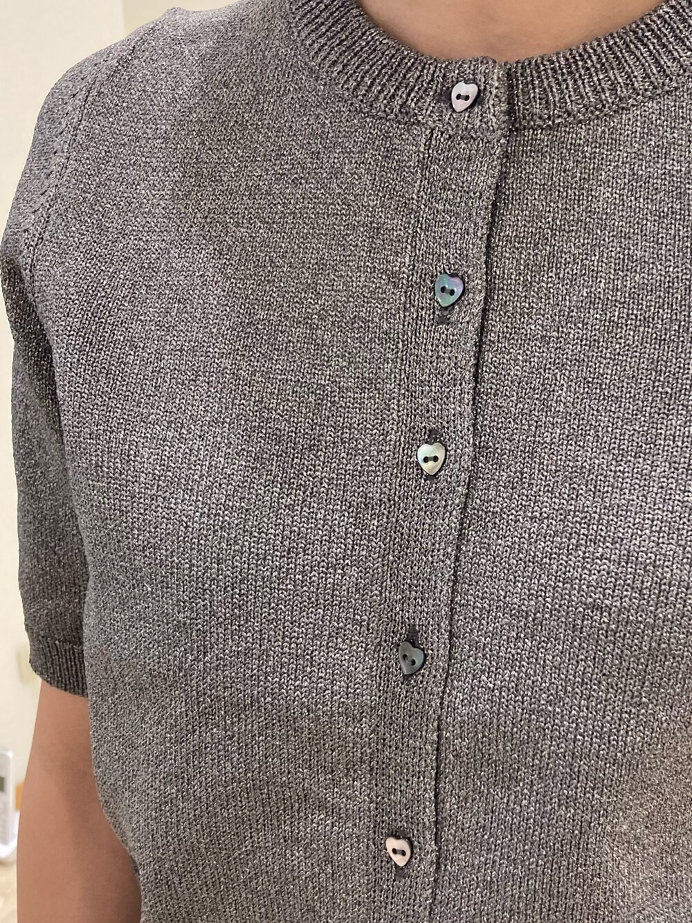 ホワイト系のその他パンツ、ブラック系のショルダーバッグ、グレー系のニット/セーターを着用したレディースの秋コーディネートの9枚目の写真