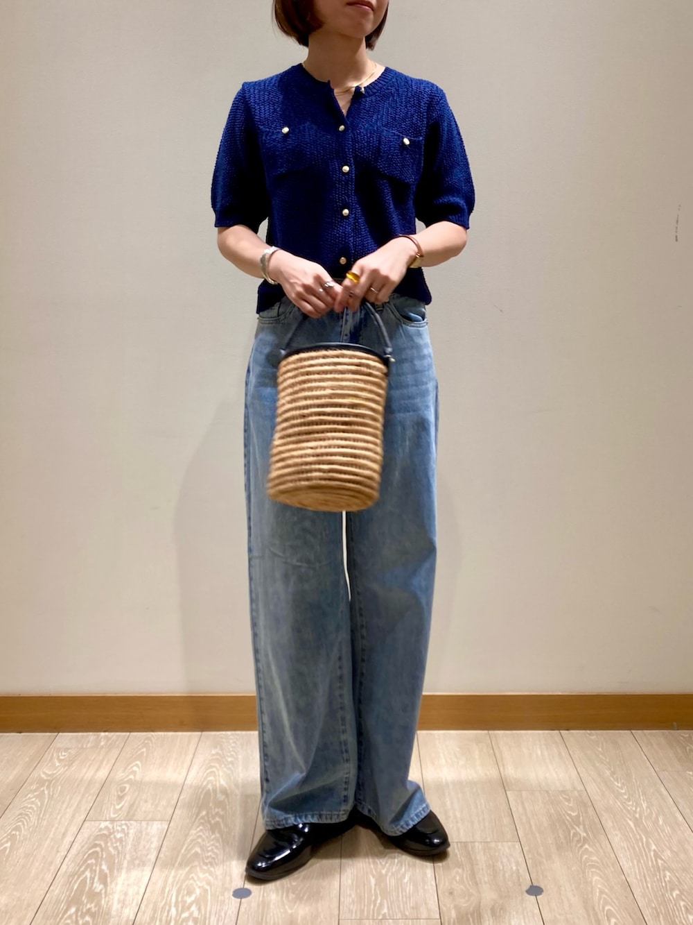 「ワイドパンツ、シンプルコーデ、きれいめカジュアル、休日スタイル、デニム、お出かけコーデ、低身長コーデ、デートコーデ、オトナカジュアル、大人ファッション、楽チンコーデ、春服、パンツスタイル、カーディガン、サマーニット」｜「fredy emueのドロストセミワイドデニムパンツ（デニムパンツ、ブルー系）」を使った、ishiさん（レディース・154cm）の春コーディネートの3枚目の写真