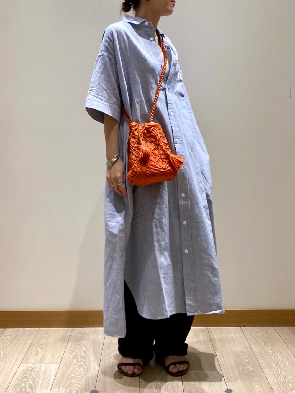 「夏コーデ、ワンピース、レイヤードスタイル、オトナカジュアル、シャツワンピ、着回しコーデ、低身長、GEVACO、シンプルコーデ、オーバーサイズ、パンツスタイル、公園、ママコーデ、カジュアル、ラクチンコーデ」｜「GEVACOの【GEVACO/ゲバコ】綿麻SSシャツワンピース（シャツワンピース、ブルー系）」を使った、ishiさん（レディース・154cm）の夏コーディネートの3枚目の写真