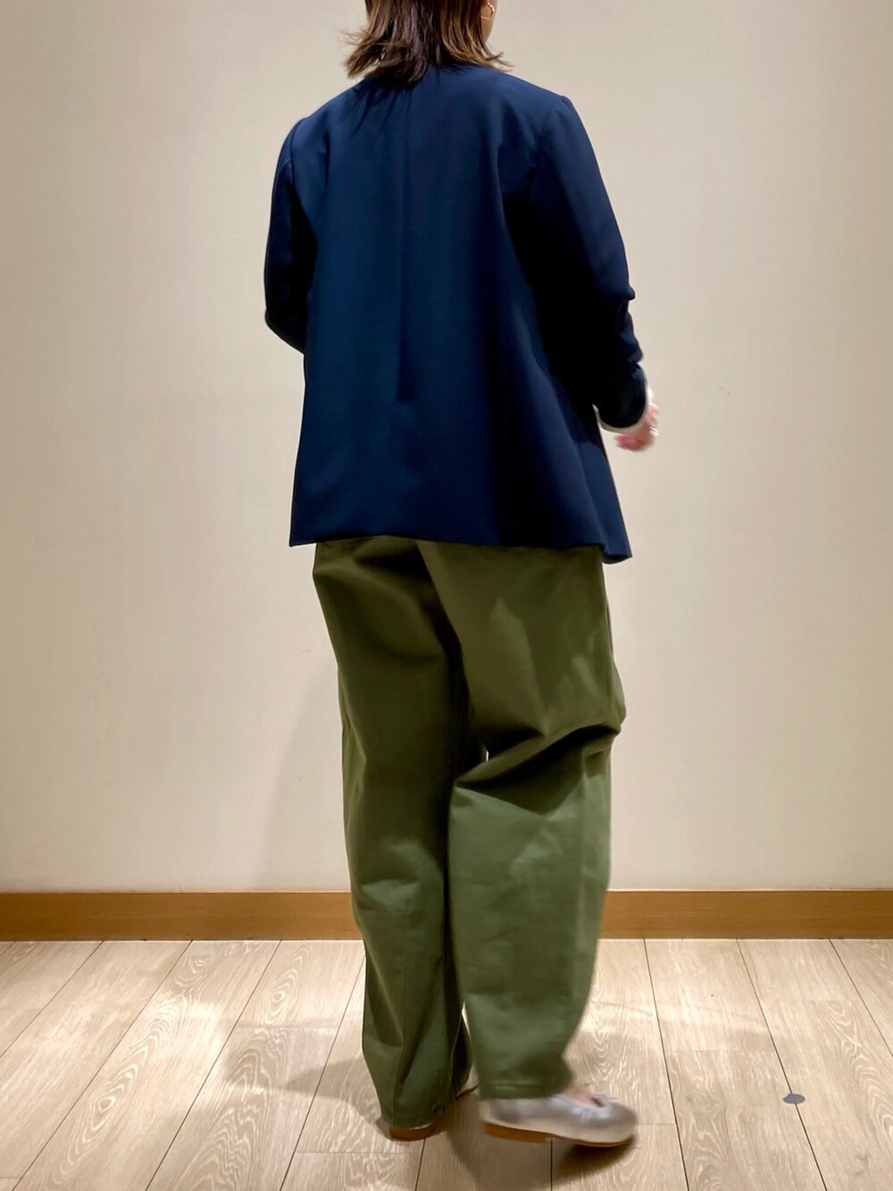 グリーン系のその他パンツ、シルバー系のバレエシューズ、シルバー系のショルダーバッグを着用したレディースの春コーディネートの7枚目の写真