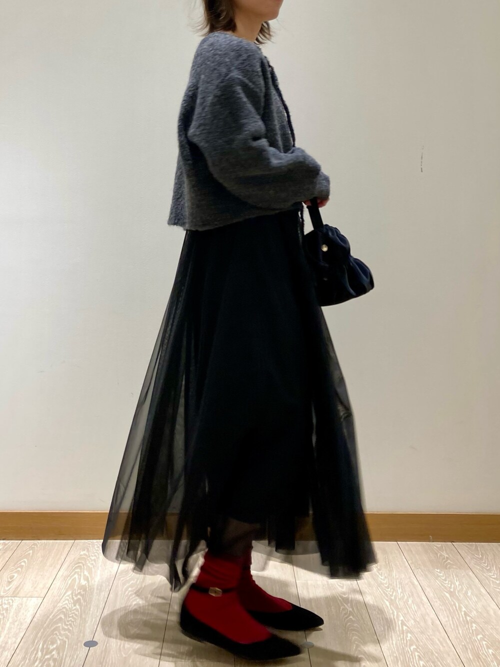 ブラック系のワンピース、ブラック系のショルダーバッグを着用したレディースの冬コーディネートの4枚目の写真