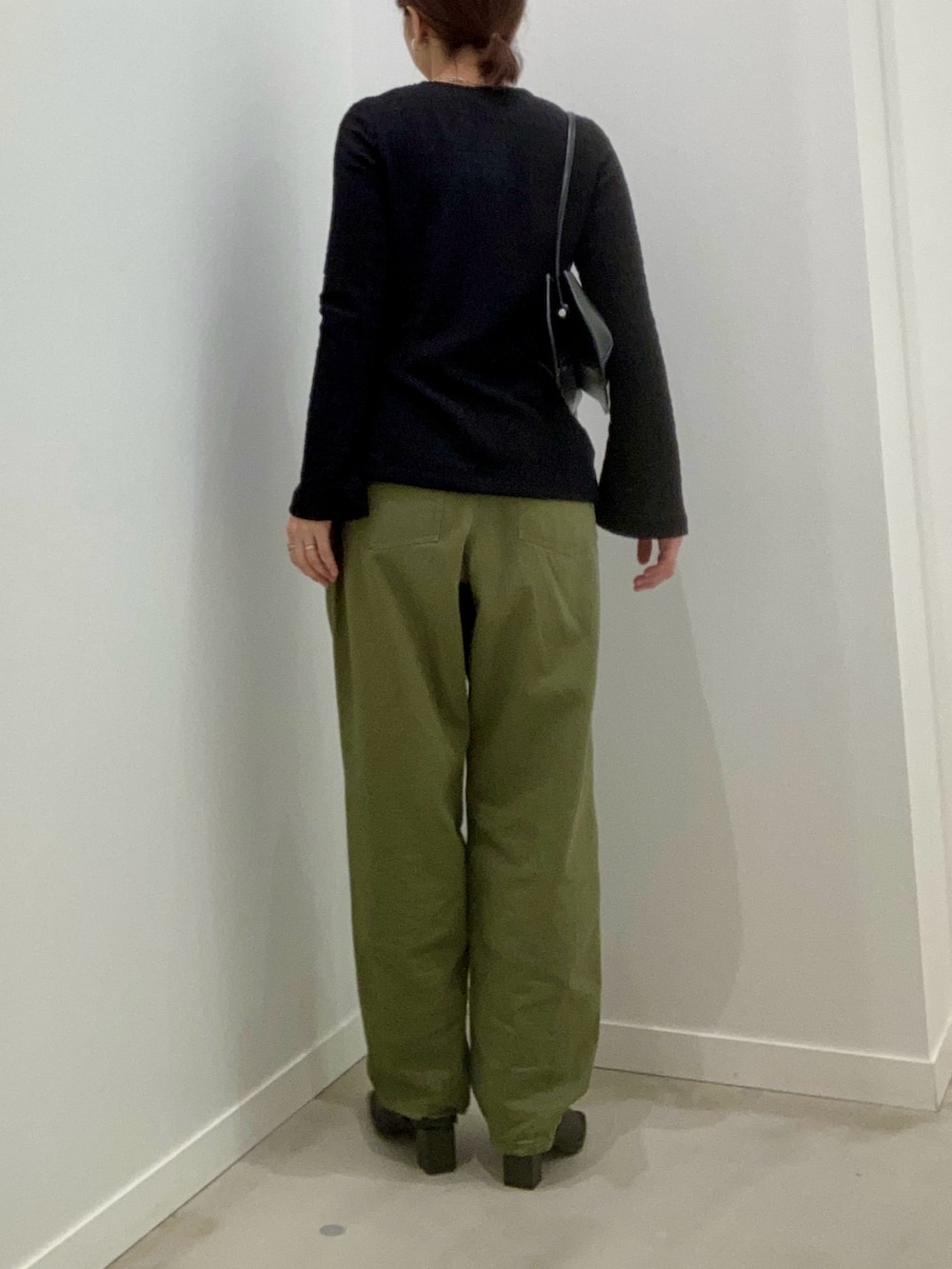 ブラック系のTシャツ/カットソー、ブラック系のショルダーバッグ、シルバー系のネックレスを着用したレディースの春コーディネートの4枚目の写真