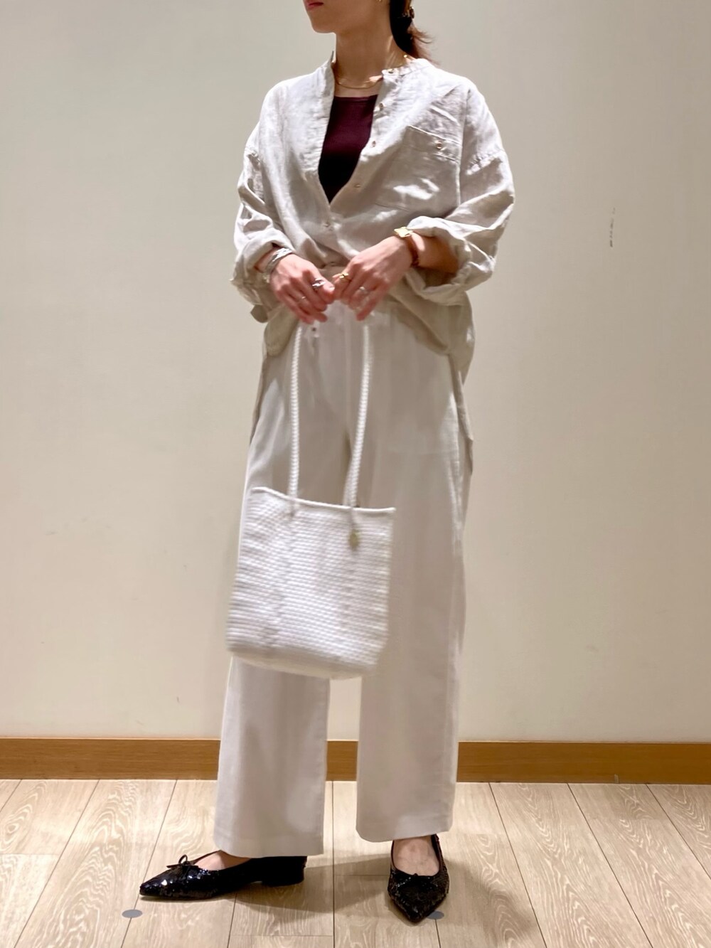 ホワイト系のその他パンツ、ブラック系のバレエシューズ、ベージュ系のシャツ/ブラウスを着用したレディースの春コーディネートの6枚目の写真