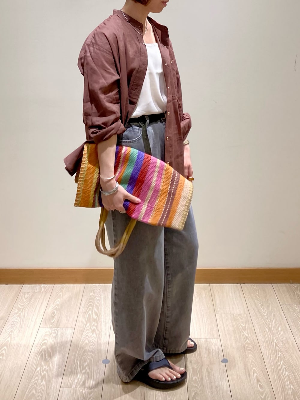 「サンダル、シャツスタイル、トートバッグ、きれいめカジュアル、夏コーデ、シンプルスタイル、ラクチンコーデ、ウーフォス、着回しコーデ、リネン、低身長、デニム、ブラック、ブラウン」｜「fredy emueのラミーバンドカラーシャツ（シャツ/ブラウス、ブラウン系）」を使った、ishiさん（レディース・154cm）の夏コーディネートの3枚目の写真