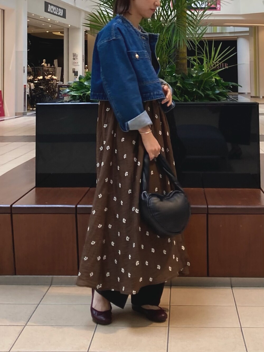 「秋服準備はじめました、ワンピース、ブラウン、休日コーデ、秋、オトナカジュアル、ママファッション、デニム、ブルゾン、刺繍、ワイドパンツ」｜「fredy emueのシアー楊柳刺繍前開きワンピース（ぺチOP付き）（ワンピース、ブラウン系）」を使った、ishiさん（レディース・154cm）の夏コーディネートの4枚目の写真