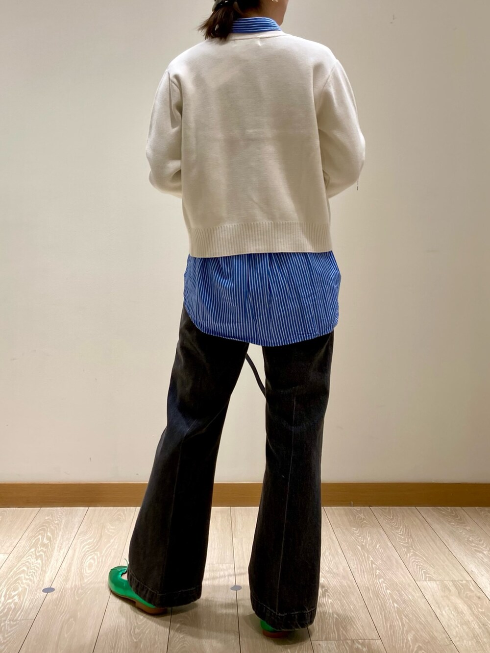 グリーン系のバレエシューズ、ブラック系のトートバッグ、ブラック系のデニムパンツを着用したレディースの冬コーディネートの5枚目の写真