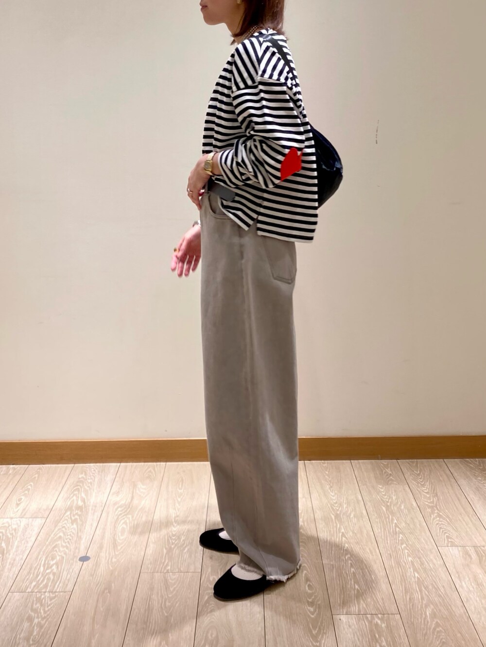 「ボーダー、休日スタイル、春服、デニム、150cm台コーデ、大人かわいい、パンツスタイル、カーブパンツ、ハート、カットソー、ショルダーバッグ、低身長、着回しコーデ、ブラック、ロングネックレス」｜「fredy emueのボーダーハートパッチプルオーバー（Tシャツ/カットソー、ブラック系）」を使った、ishiさん（レディース・154cm）の春コーディネートの8枚目の写真