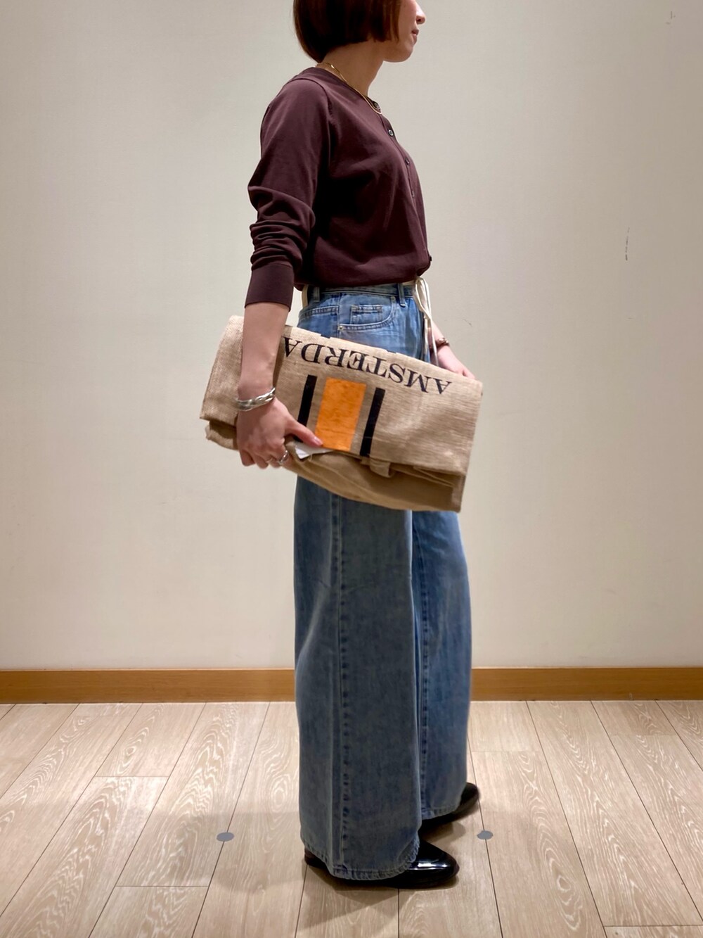 「ワイドパンツ、シンプルコーデ、きれいめカジュアル、休日スタイル、デニム、シアートップス、お出かけコーデ、低身長コーデ、デートコーデ、オトナカジュアル、カーディガン、ブラウン、パンツスタイル、夏コーデ、着回しコーデ」｜「fredy emueのドロストセミワイドデニムパンツ（デニムパンツ、ブルー系）」を使った、ishiさん（レディース・154cm）の春コーディネートの4枚目の写真
