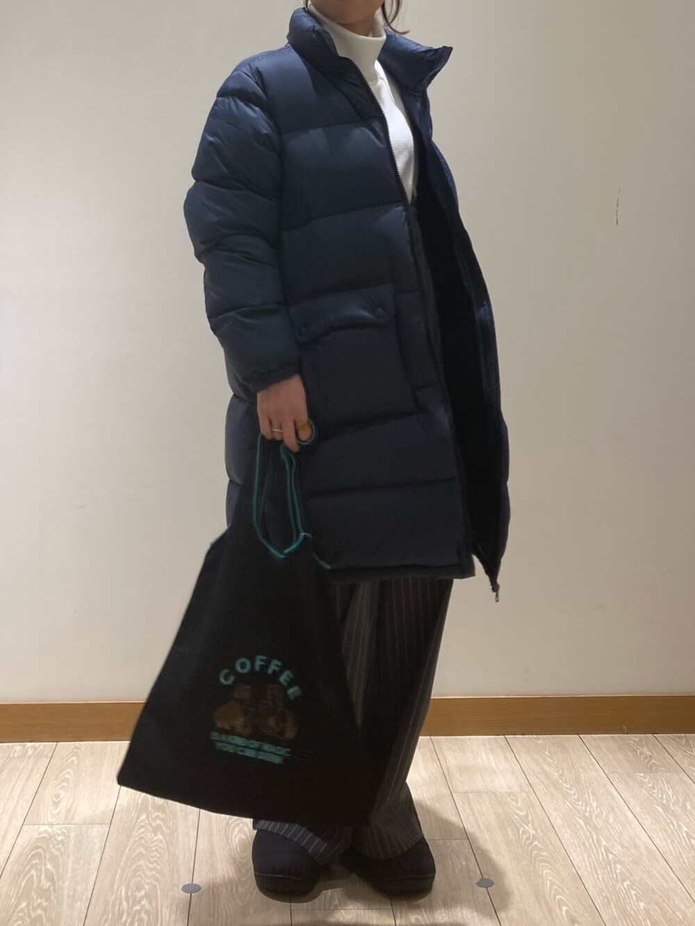 「冬アウター、休日スタイル、ロングコート、お出かけコーデ、コート、タートルネック、シンプルコーデ、冬ファッション、オトナカジュアル、低身長、ラクチンコーデ、SUBU、TAION、ダウン、ダウンコート」｜「TAIONの【別注】【TAION×fredy emue】ボリュームダウンコート（ダウンジャケット/コート、ブルー系）」を使った、ishiさん（レディース・154cm）の冬コーディネートの4枚目の写真
