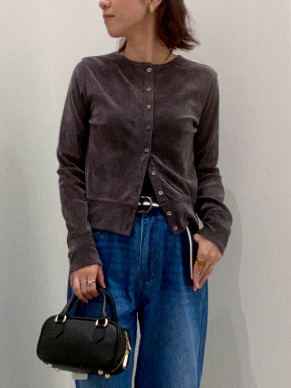 グレー系のカーディガン/ボレロ、ブルー系のデニムパンツ、ブラック系のショルダーバッグを着用したレディースの秋コーディネートの10枚目の写真