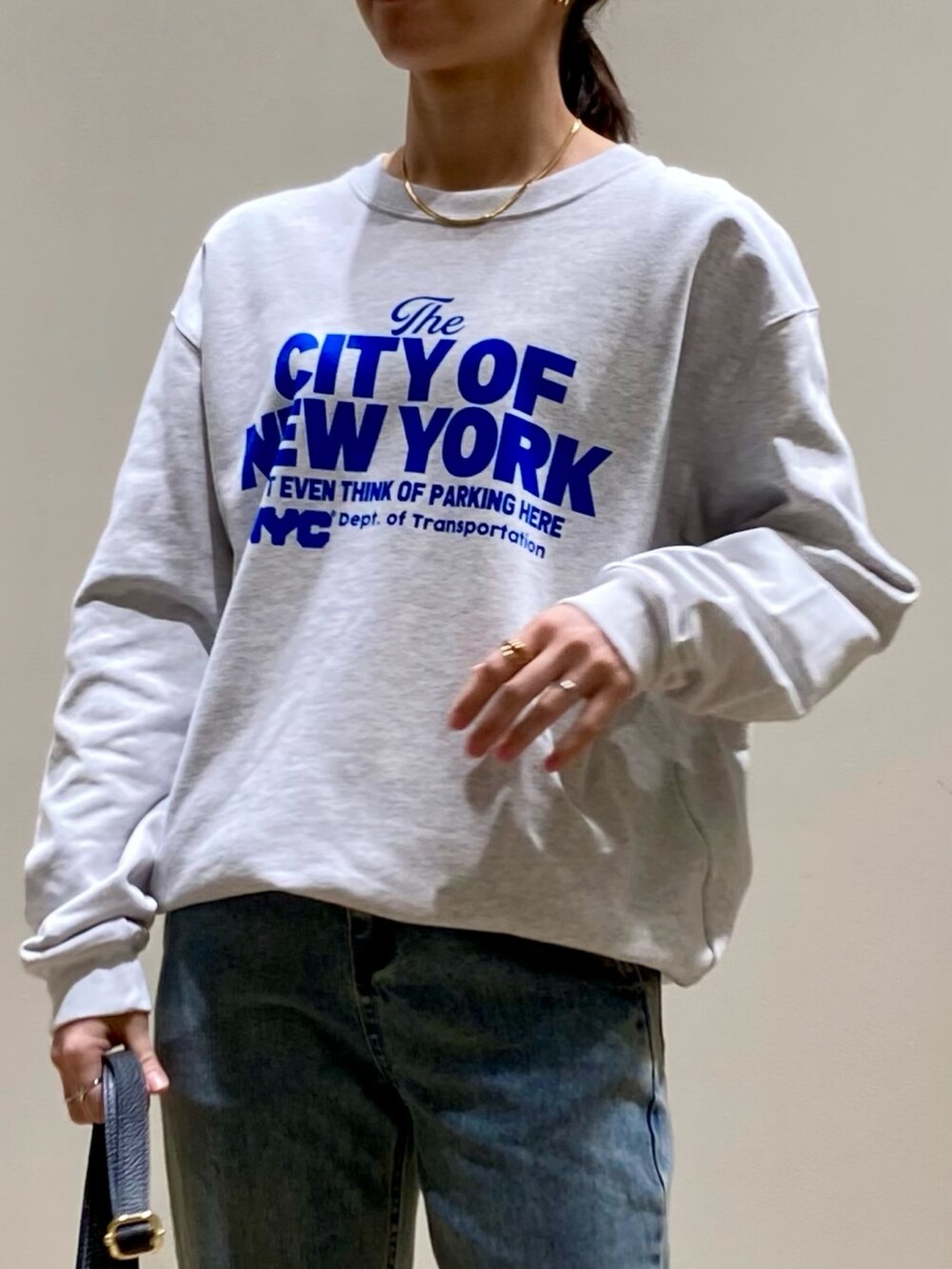 ブルー系のデニムパンツ、ブラック系のショルダーバッグ、シルバー系のバレエシューズを着用したレディースの冬コーディネートの7枚目の写真