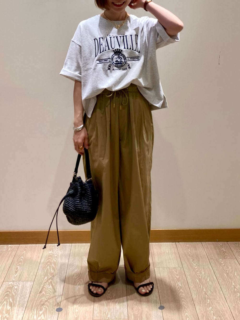 「サンダル、夏コーデ、お出かけコーデ、パンツコーデ、夏服コーデ、ラクチンコーデ、シンプルカジュアル、シンプル、サーカスパンツ、ベージュ、ベージュパンツ、体型カバー、パンツスタイル、ミリタリー、Tシャツ」｜「fredy emueのPPラフィア巾着2WAYショルダーバッグ（かごバッグ、ブラック系）」を使った、ishiさん（レディース・154cm）の夏コーディネートの2枚目の写真