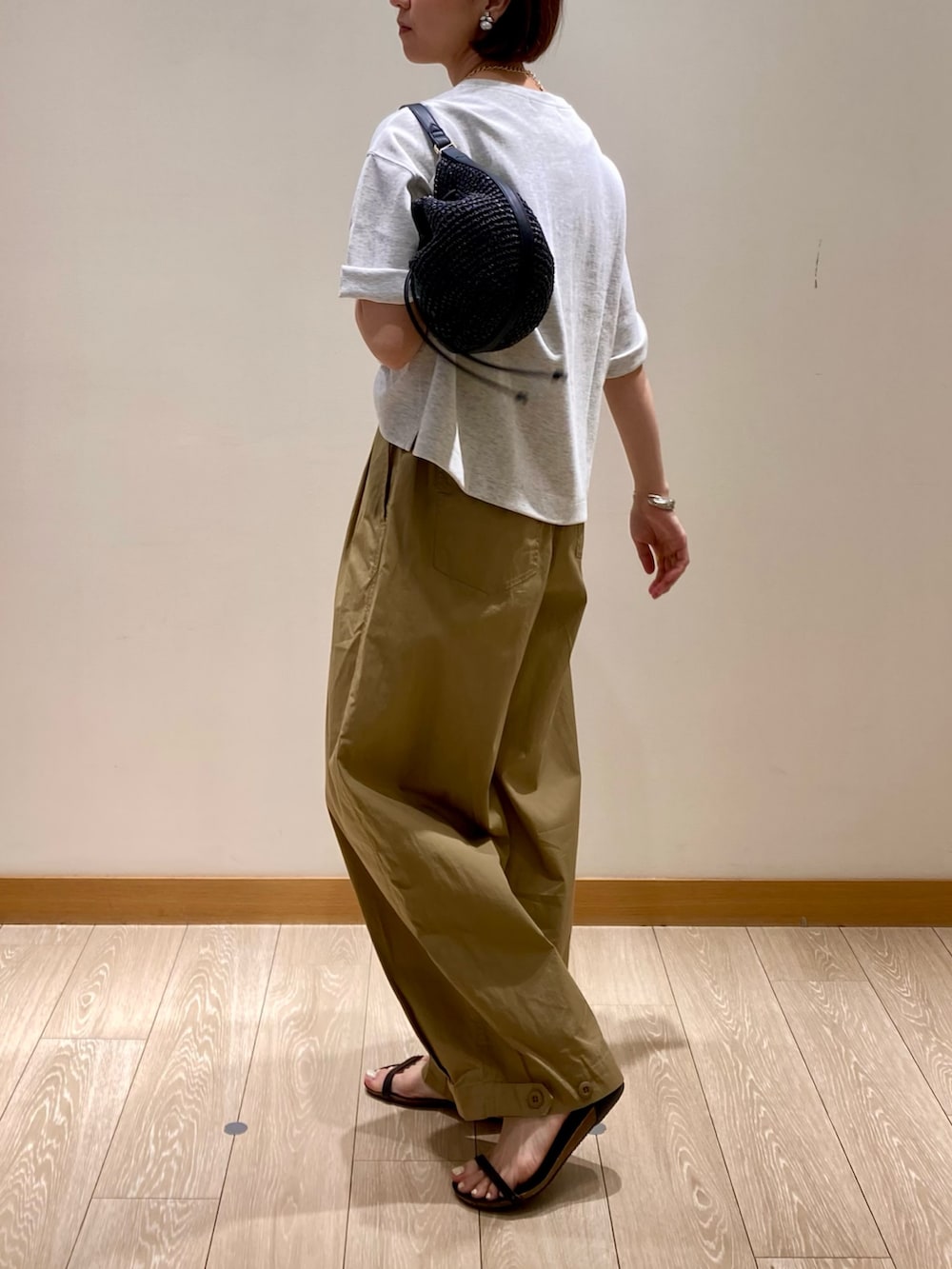 「サンダル、夏コーデ、お出かけコーデ、パンツコーデ、夏服コーデ、ラクチンコーデ、シンプルカジュアル、シンプル、サーカスパンツ、ベージュ、ベージュパンツ、体型カバー、パンツスタイル、ミリタリー、Tシャツ」｜「fredy emueのPPラフィア巾着2WAYショルダーバッグ（かごバッグ、ブラック系）」を使った、ishiさん（レディース・154cm）の夏コーディネートの7枚目の写真