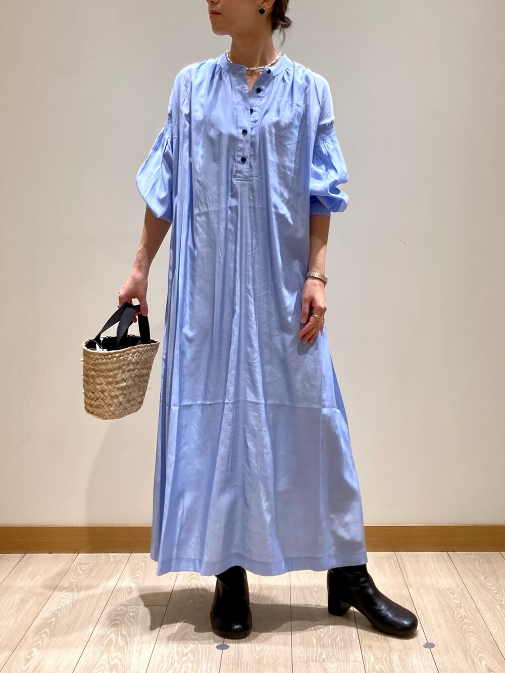 ブルー系のワンピース、ホワイト系のトートバッグ、ゴールド系のネックレスを着用したレディースの春コーディネートの7枚目の写真