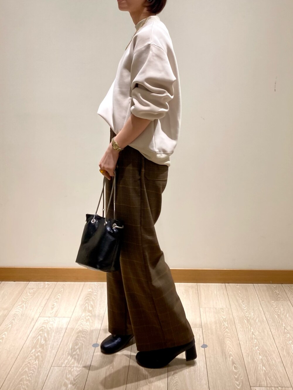 「ブラウン、ハイネック、着回しコーデ、チェック、休日スタイル、冬コーデ、きれいめカジュアル、お出かけコーデ、ママファッション、パンツスタイル、秋服、低身長、シンプルコーデ、GEVACO、ミニバッグ」｜「GEVACOの【GEVACO/ゲバコ】TRイージーウエストパンツ（その他パンツ、ベージュ系）」を使った、ishiさん（レディース・154cm）の秋コーディネートの7枚目の写真