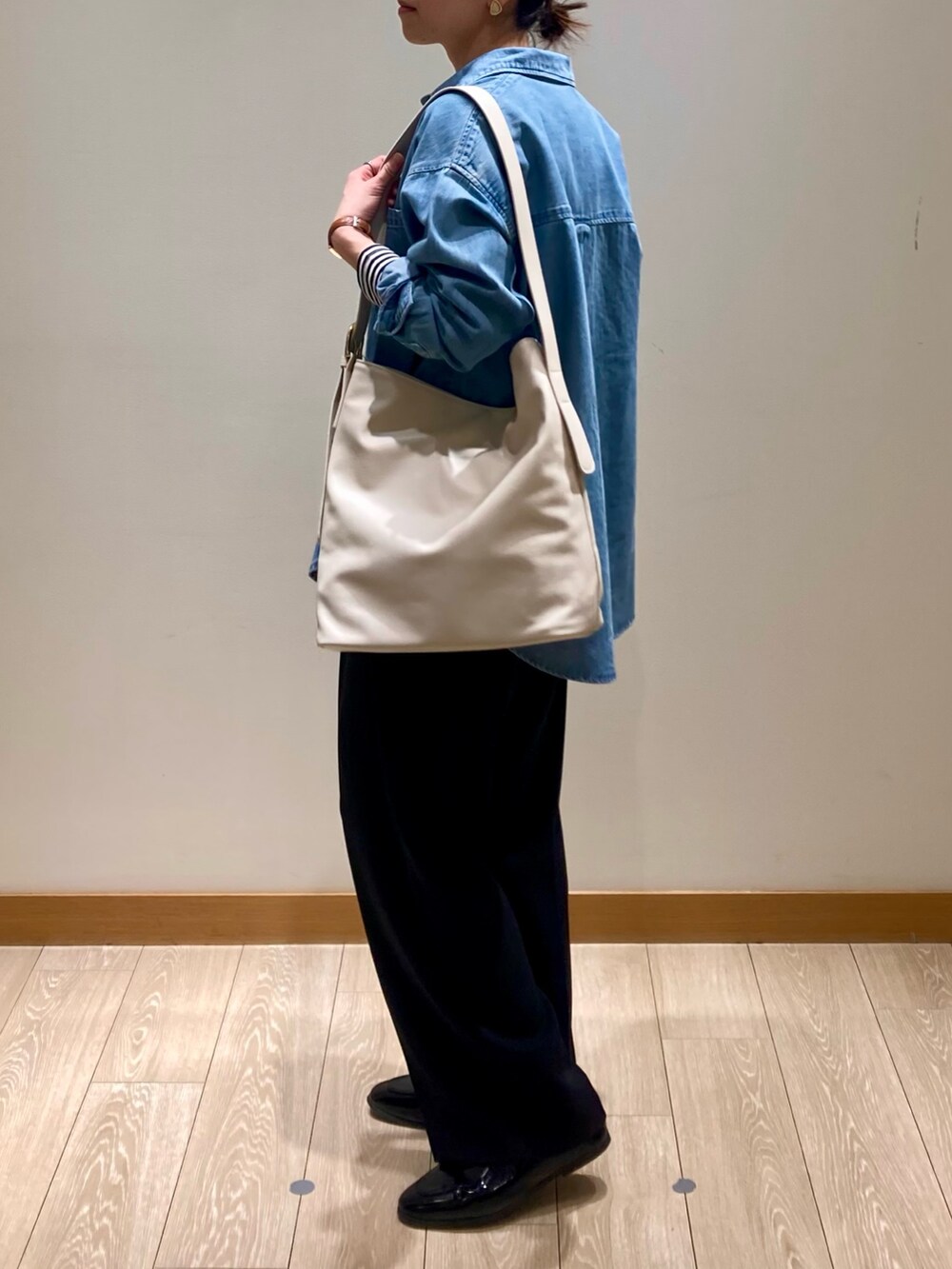 「春コーデ、休日スタイル、春服、お出かけコーデ、オトナ女子、カジュアルスタイル、ママファッション、スラックス、パンツスタイル、ボーダー、ボーダートップス、ロンT、デニム、デニムコーデ、デニムシャツ」｜「fredy emueの【maison vert /メゾンヴェール】アウトポケワンハンドルトートバッグ（ショルダーバッグ、ホワイト系）」を使った、ishiさん（レディース・154cm）の春コーディネートの7枚目の写真