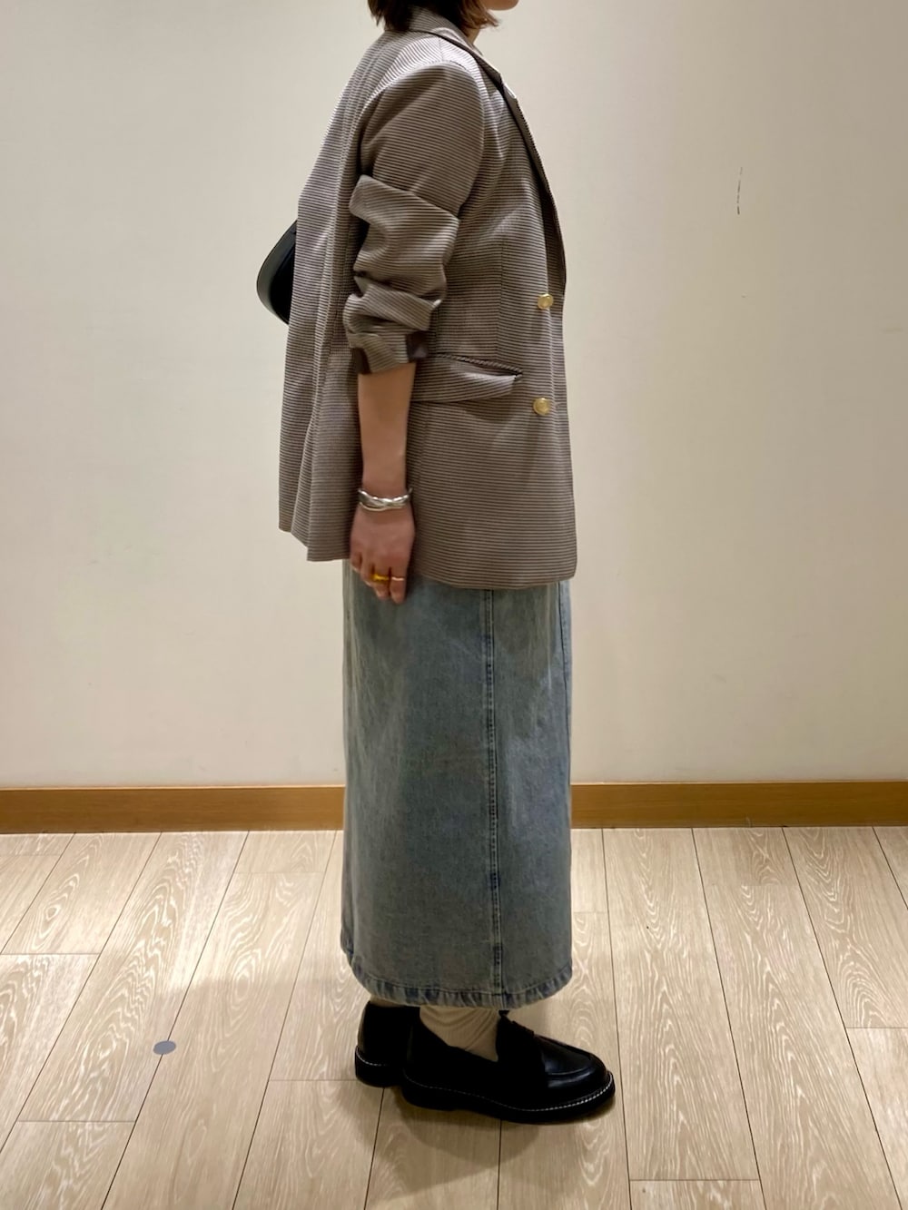 ブルー系のワンピース、ブラック系のショルダーバッグ、ブラック系のその他シューズを着用したレディースの春コーディネートの4枚目の写真