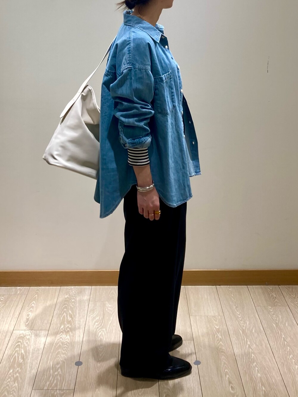「春コーデ、休日スタイル、春服、お出かけコーデ、オトナ女子、カジュアルスタイル、ママファッション、スラックス、パンツスタイル、ボーダー、ボーダートップス、ロンT、デニム、デニムコーデ、デニムシャツ」｜「fredy emueの【maison vert /メゾンヴェール】アウトポケワンハンドルトートバッグ（ショルダーバッグ、ホワイト系）」を使った、ishiさん（レディース・154cm）の春コーディネートの4枚目の写真