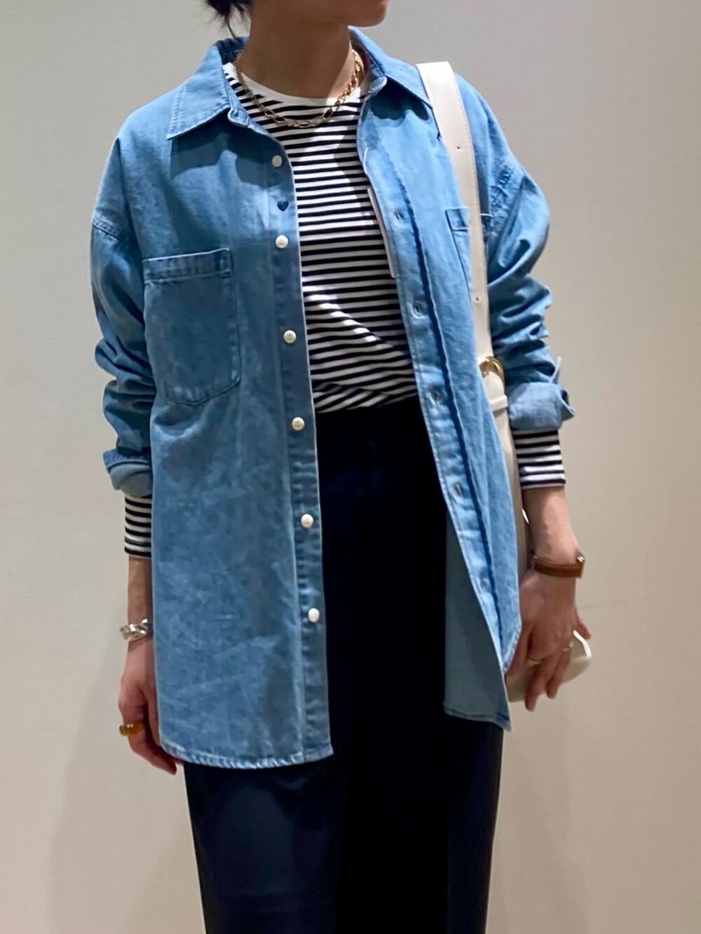 「春コーデ、休日スタイル、春服、お出かけコーデ、オトナ女子、カジュアルスタイル、ママファッション、スラックス、パンツスタイル、ボーダー、ボーダートップス、ロンT、デニム、デニムコーデ、デニムシャツ」｜「fredy emueの【maison vert /メゾンヴェール】アウトポケワンハンドルトートバッグ（ショルダーバッグ、ホワイト系）」を使った、ishiさん（レディース・154cm）の春コーディネートの10枚目の写真